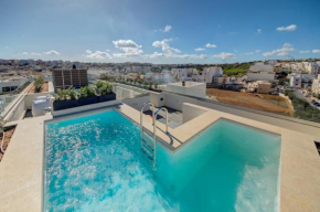 Kuya -Private 2BR Penthouse with Pool & Sunbeds By JL